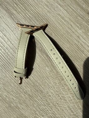 Slim Leather Apple Watch Band - Gold Hardware